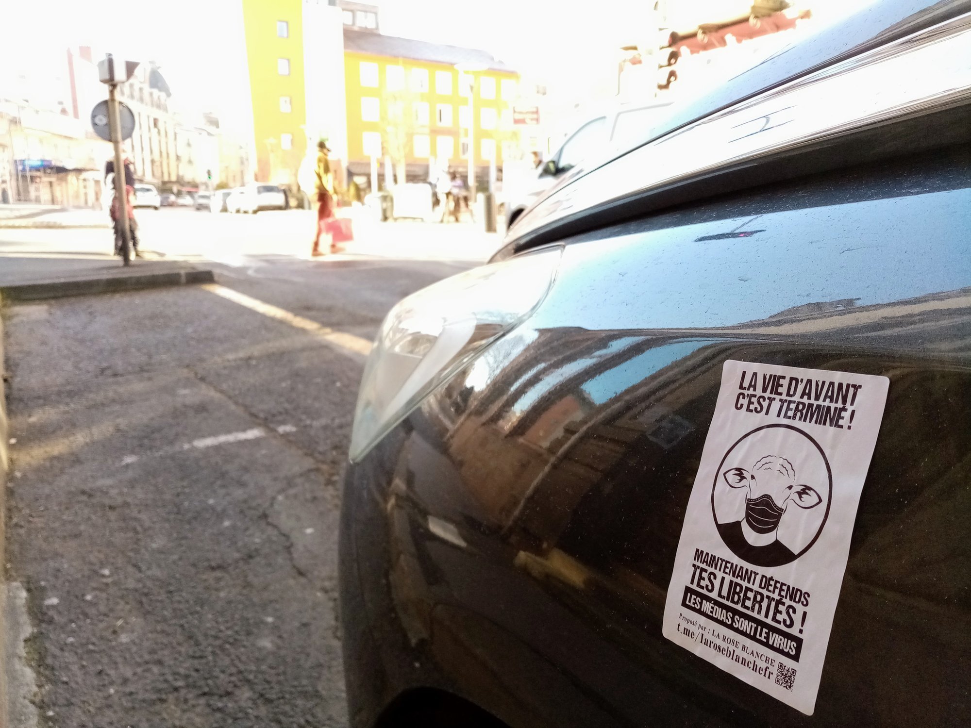 Autocollants "La Rose Blanche" au Puy l'extrême droite à la manœuvre